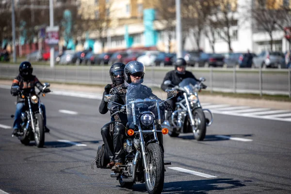 Mińsk, Białoruś-1 Marth, 2019: Grupa motocyklistów jeżdżąc motocyklem — Zdjęcie stockowe