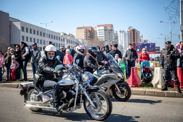 민스크, 벨라루스 - 1 Marth, 2019: 오토바이를 타고 자전거 타는 사람들의 그룹 — 스톡 사진