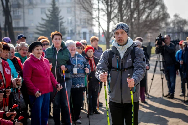 Мінськ, Білорусь-1 Март, 2019: старші люди роблять північні ходьб — стокове фото