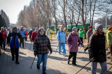 Minsk, Beyaz Rusya - 1 Marth, 2019: İskandinav yürüyüşü yapan yaşlılar
