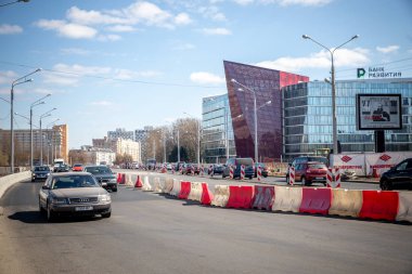 Minsk, Beyaz Rusya - 1 Marth, 2019: Merkezdeki köprünün onarımı
