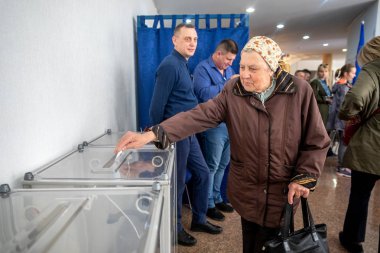 Minsk, Beyaz Rusya - 21 Nisan 2019: Seçimlerde oy kullanma 