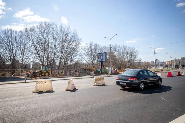 Mińsk, Białoruś-1 Marth, 2019: Naprawa mostu w centrum o — Zdjęcie stockowe