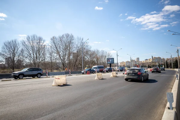 Mińsk, Białoruś-1 Marth, 2019: Naprawa mostu w centrum o — Zdjęcie stockowe