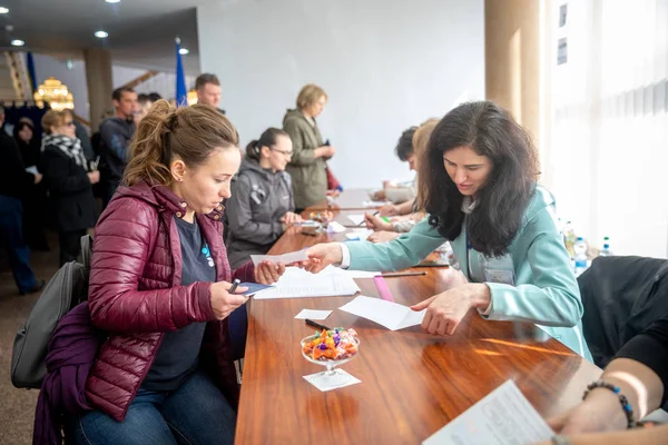 Беларусь - 21 апреля 2019 года: Голосование на выборах Президента Республики Беларусь — стоковое фото