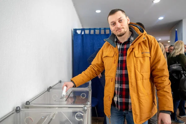 MINSK, BELARUS - 21 ABRIL, 2019: Votação nas eleições do — Fotografia de Stock