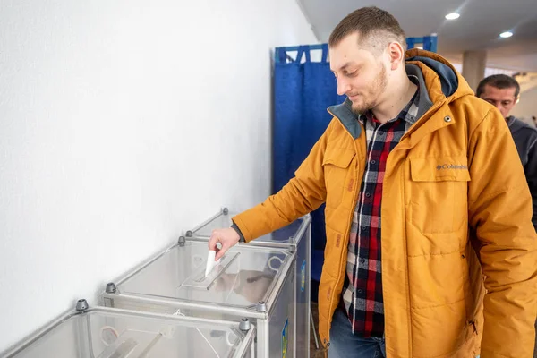 Minsk, Bělorusko-21 duben, 2019: hlasování ve volbách do — Stock fotografie
