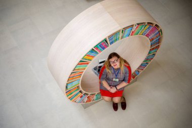 Minsk, Beyaz Rusya - 1 Mayıs 2019: İnsanlar kitap larını seçip satın alıyor