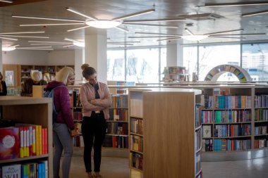 Minsk, Beyaz Rusya - 1 Mayıs 2019: İnsanlar kitap larını seçip satın alıyor