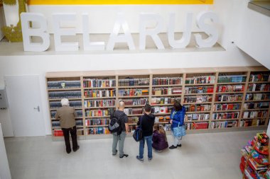 Minsk, Beyaz Rusya - 1 Mayıs 2019: İnsanlar kitap larını seçip satın alıyor