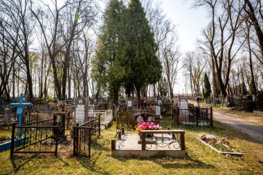 Minsk, Beyaz Rusya - 1 Mayıs 2019: Güneşte terk edilmiş Ortodoks mezarlığı