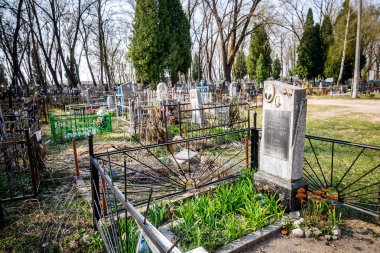 Minsk, Beyaz Rusya - 1 Mayıs 2019: Güneşte terk edilmiş Ortodoks mezarlığı