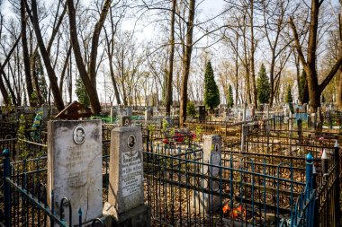 Minsk, Beyaz Rusya - 1 Mayıs 2019: Güneşte terk edilmiş Ortodoks mezarlığı