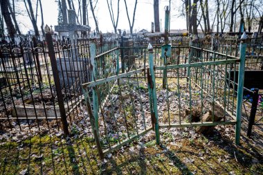 Minsk, Beyaz Rusya - 1 Mayıs 2019: Güneşte terk edilmiş Ortodoks mezarlığı