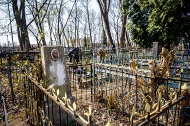 Minsk, Beyaz Rusya - 1 Mayıs 2019: Güneşte terk edilmiş Ortodoks mezarlığı