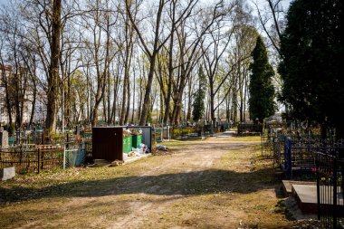 Minsk, Beyaz Rusya - 1 Mayıs 2019: Güneşte terk edilmiş Ortodoks mezarlığı