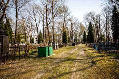Minsk, Beyaz Rusya - 1 Mayıs 2019: Güneşte terk edilmiş Ortodoks mezarlığı