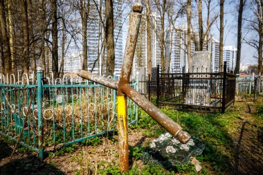 Minsk, Beyaz Rusya - 1 Mayıs 2019: Güneşte terk edilmiş Ortodoks mezarlığı