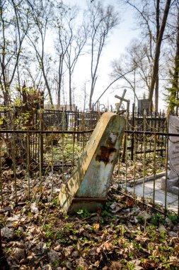 Minsk, Beyaz Rusya - 1 Mayıs 2019: Güneşte terk edilmiş Ortodoks mezarlığı