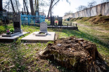 Minsk, Beyaz Rusya - 1 Mayıs 2019: Güneşte terk edilmiş Ortodoks mezarlığı