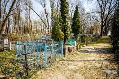 Minsk, Beyaz Rusya - 1 Mayıs 2019: Güneşte terk edilmiş Ortodoks mezarlığı