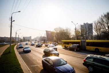 Minsk, Beyaz Rusya - 1 Mayıs 2019: arabalar köprüden geçiyor 