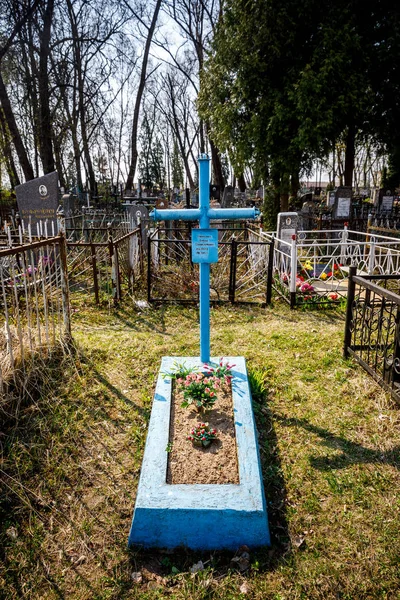 MINSK, BELARUS - 1 MAIO, 2019: cemitério ortodoxo abandonado ao sol — Fotografia de Stock