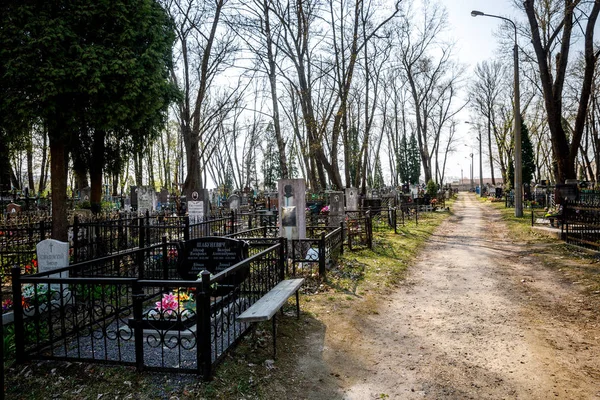 Minsk, Beyaz Rusya - 1 Mayıs 2019: Güneşte terk edilmiş Ortodoks mezarlığı