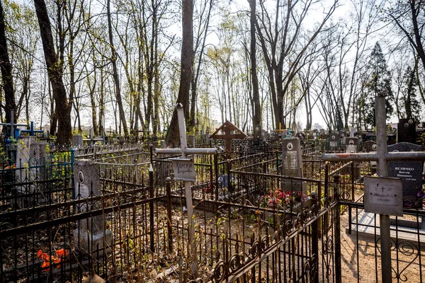 MINSK, BELARUS - 1 MAIO, 2019: cemitério ortodoxo abandonado ao sol — Fotografia de Stock