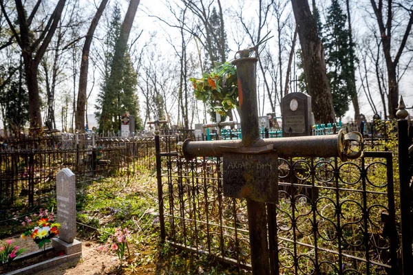 MINSK, BELARUS - 1 MAIO, 2019: cemitério ortodoxo abandonado ao sol — Fotografia de Stock