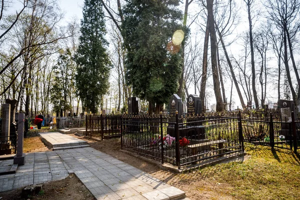 MINSK, BELARUS - 1 MAIO, 2019: cemitério ortodoxo abandonado ao sol — Fotografia de Stock