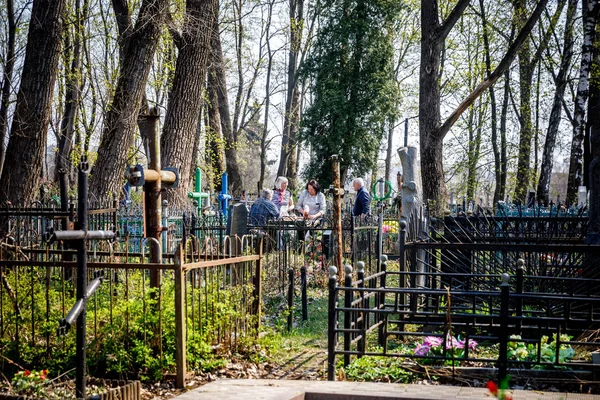 Mińsk, Białoruś-1 maja, 2019: opuszczony Cmentarz prawosławny w słońcu — Zdjęcie stockowe