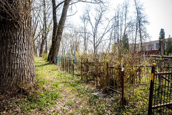 MINSK, BÉLARO - 1 DE MAYO DE 2019: cementerio ortodoxo abandonado al sol — Foto de Stock