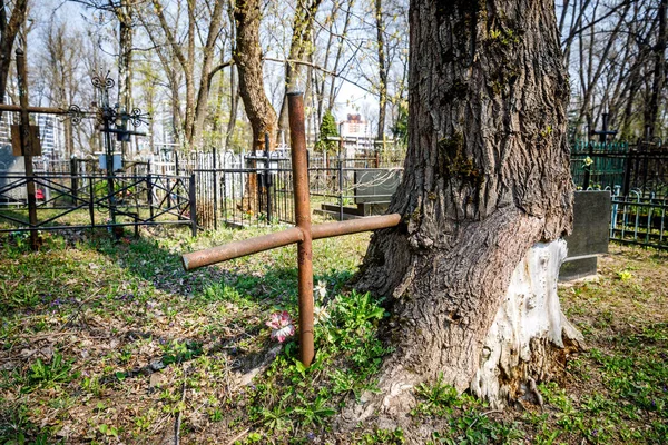 MINSK, BELARUS - 1 MAIO, 2019: cemitério ortodoxo abandonado ao sol — Fotografia de Stock