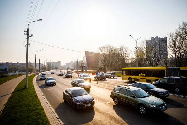 Minsk, Weißrussland - 1. Mai 2019: Autos fahren über die Brücke, die — Stockfoto