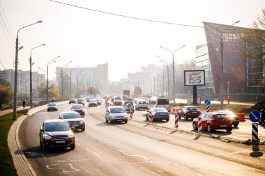 Minsk, Beyaz Rusya - 1 Mayıs 2019: arabalar köprüden geçiyor 