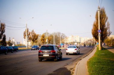 Minsk, Beyaz Rusya - 1 Mayıs 2019: arabalar köprüden geçiyor 