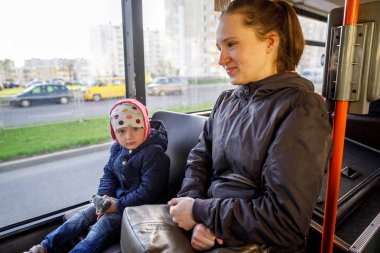 Minsk, Beyaz Rusya - 1 Mayıs 2019: Çocuklar okul otobüsüne biniyor