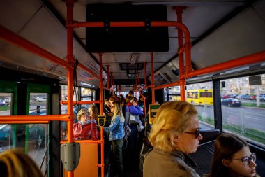 Minsk, Beyaz Rusya - 1 Mayıs 2019: Çocuklar okul otobüsüne biniyor