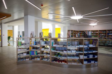 Minsk, Beyaz Rusya - 1 Mayıs 2019: İnsanlar kitap larını seçip satın alıyor