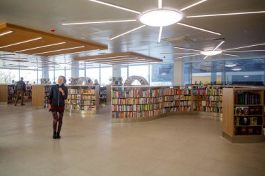 Minsk, Beyaz Rusya - 1 Mayıs 2019: İnsanlar kitap larını seçip satın alıyor