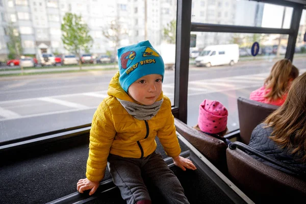 मिन्स्क, बेलारूस 1 मई, 2019: बच्चे स्कूल बस की सवारी करते हैं — स्टॉक फ़ोटो, इमेज