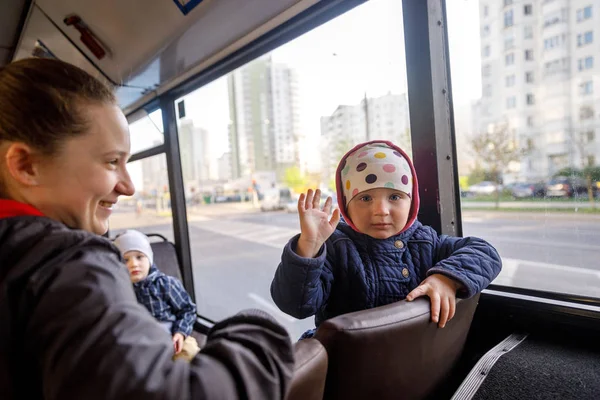 Минск, Беларусь - 1 мая 2019 года: дети ездят на школьном автобусе — стоковое фото