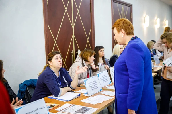 Беларусь - 1 мая 2019 года: ярмарка вакансий, безработные ищут работу — стоковое фото
