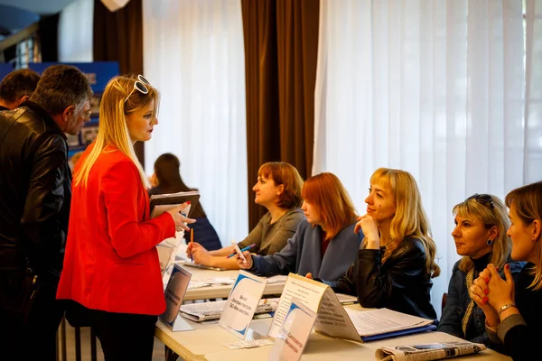 Беларусь - 1 мая 2019 года: ярмарка вакансий, безработные ищут работу — стоковое фото