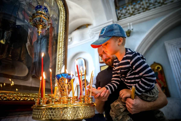 MINSK, BÉLARO - 1 DE MAYO DE 2019: Ortodoxos celebran la Pascua —  Fotos de Stock