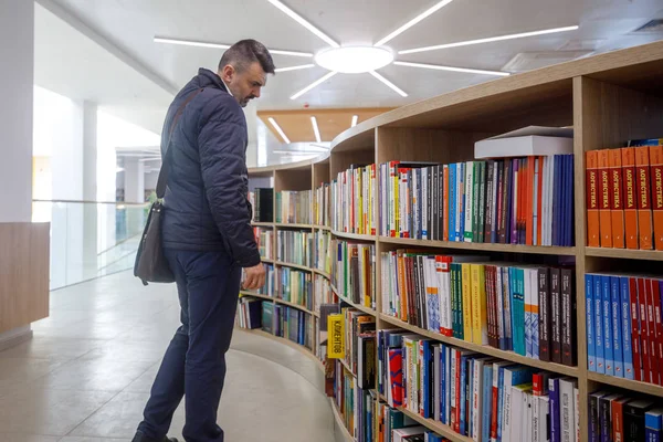 Minsk, Vitryssland-1 maj, 2019: folk väljer och köper böcker i ett b — Stockfoto