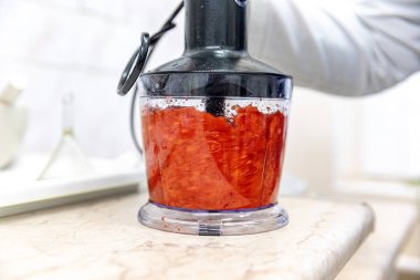 Minsk, Beyaz Rusya - 1 Juny, 2019: radionu için çilek kontrol