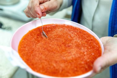 Minsk, Beyaz Rusya - 1 Juny, 2019: radionu için çilek kontrol