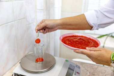 Minsk, Beyaz Rusya - 1 Juny, 2019: radionu için çilek kontrol